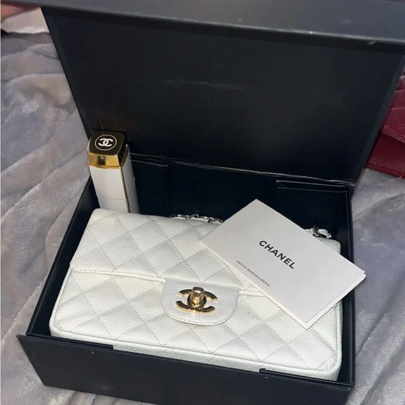 Classic Chanel White Quilted Leather Shoulder Bag with Chanel Perfume - Picture 1 of 12